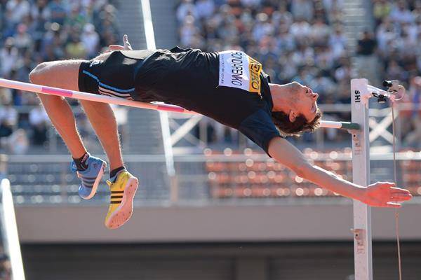 Большой Бондаренко перелетал через маленькие барьеры на фоне красочных гор