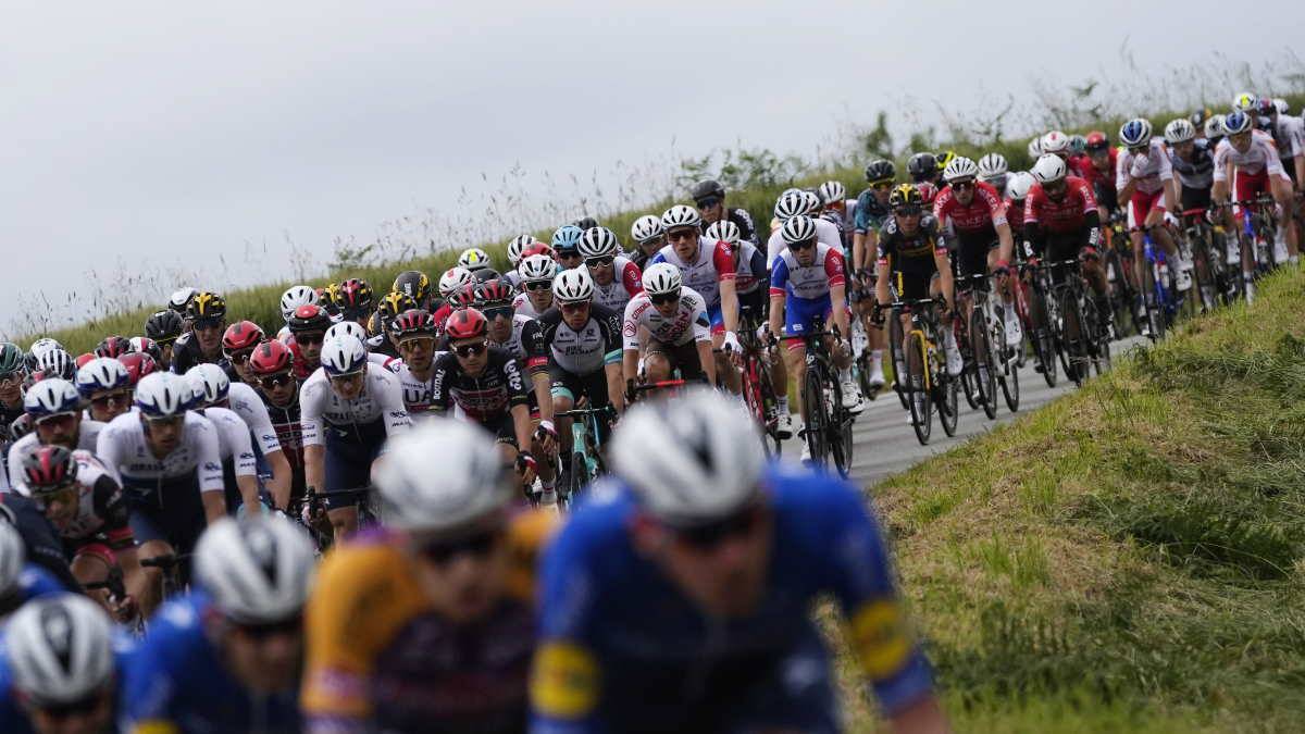 Болельщик стал виновником грандиозного завала на Tour de France