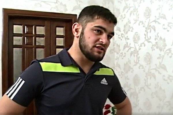 В России боец MMA разгромил банк. Видео