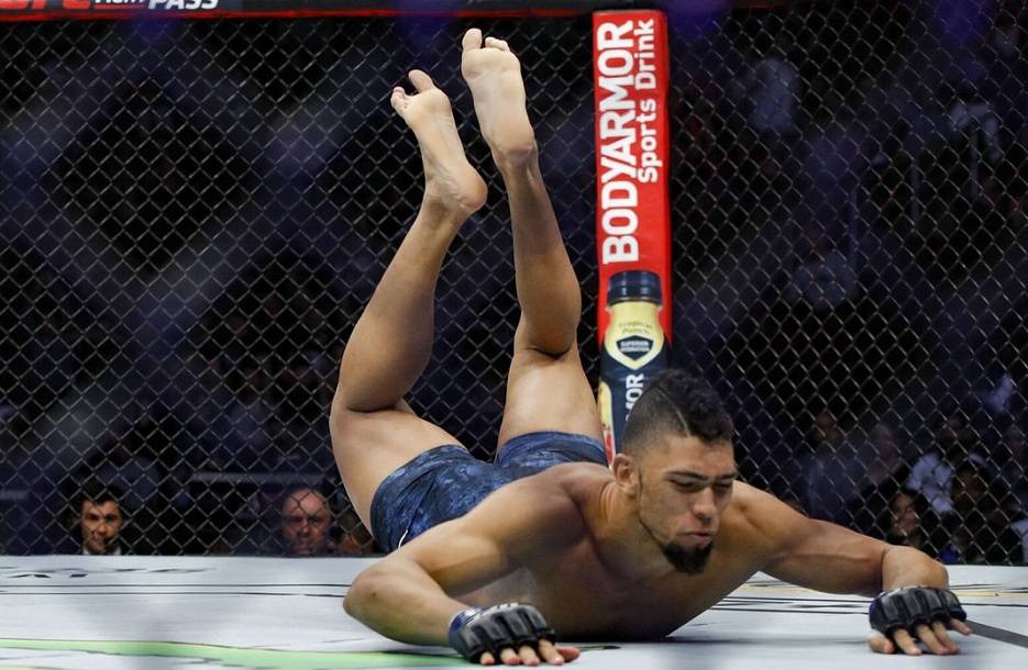 Уайт разгромил Уокера за поражение от Андерсона