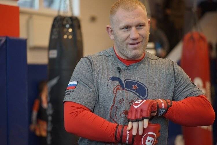 «Ему теперь только стриптизом заниматься». Харитонов разочарован поражением Емельяненко-младшего