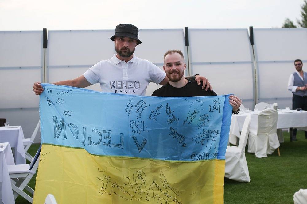 Верняєв придбав прапор України з підписами військових і передасть його збірній України