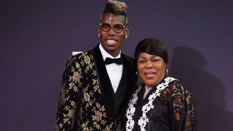 Погба на карантине решил поиграть в футбол с мамой 