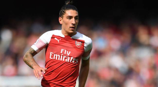 Защитник «Арсенала» подарил свою кофту ребенку, который замерз