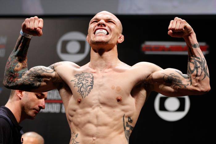 «Зубная фея принесла мне 60 долларов». Смит отдал зубы рефери во время боя