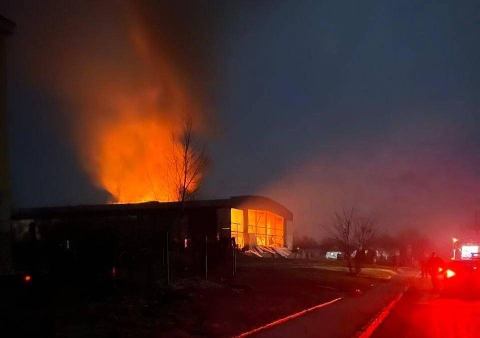 росіяни точним попаданням знищили хокейну арену «Альтаїр» в Дружківці