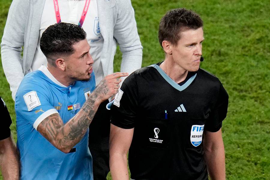Захисник Уругваю після вильоту з ЧС-2022 вдарив директора FIFA і погрожував арбітру