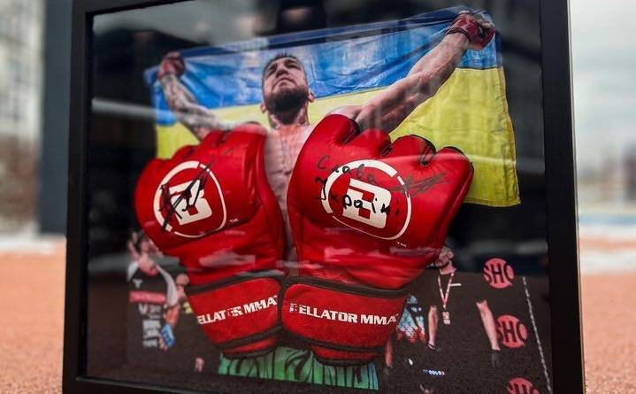 На благодійному аукціоні на допомогу ЗСУ рукавички Амосова продали за 1,2 млн