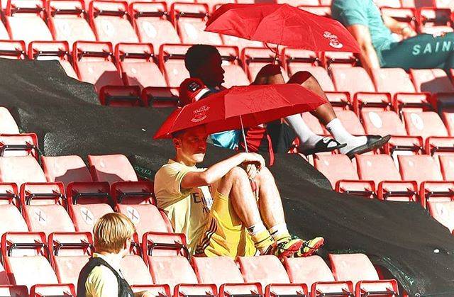 Говорят, у него лучшая работа в мире. Озил прятался от солнца за зонтиком прямо во время матча