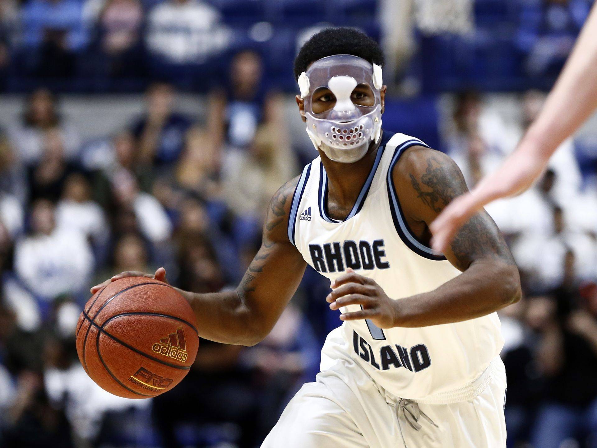 НБА будет продавать защитные маски с логотипами команд