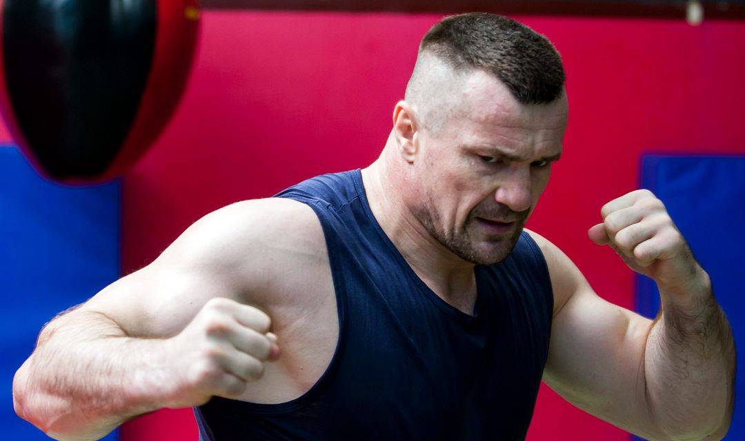 Легенда MMA показала, как стоит на воротах после инсульта