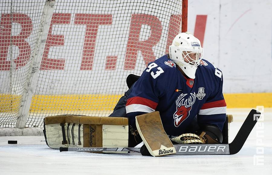 Вратарь «Торпедо» применил силовой прием против  игрока «Барыса»