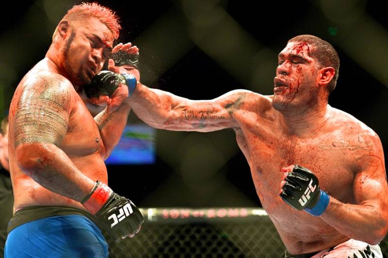 Видео лучшего боя тяжей в истории. Истекающие кровью гиганты лупили друг друга 25 минут