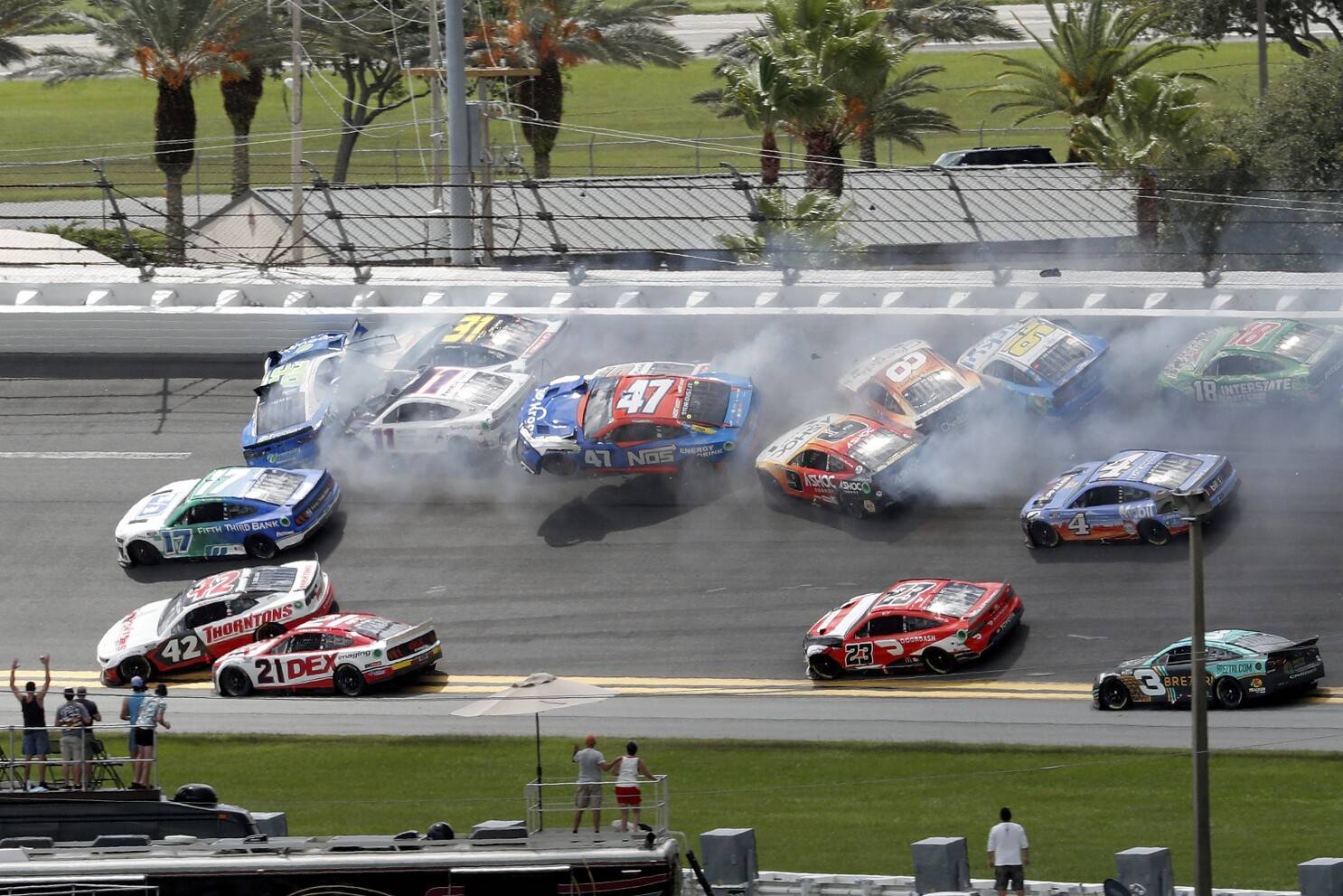 Масова аварія в NASCAR! З 37 автомобілів вціліли лише п'ять