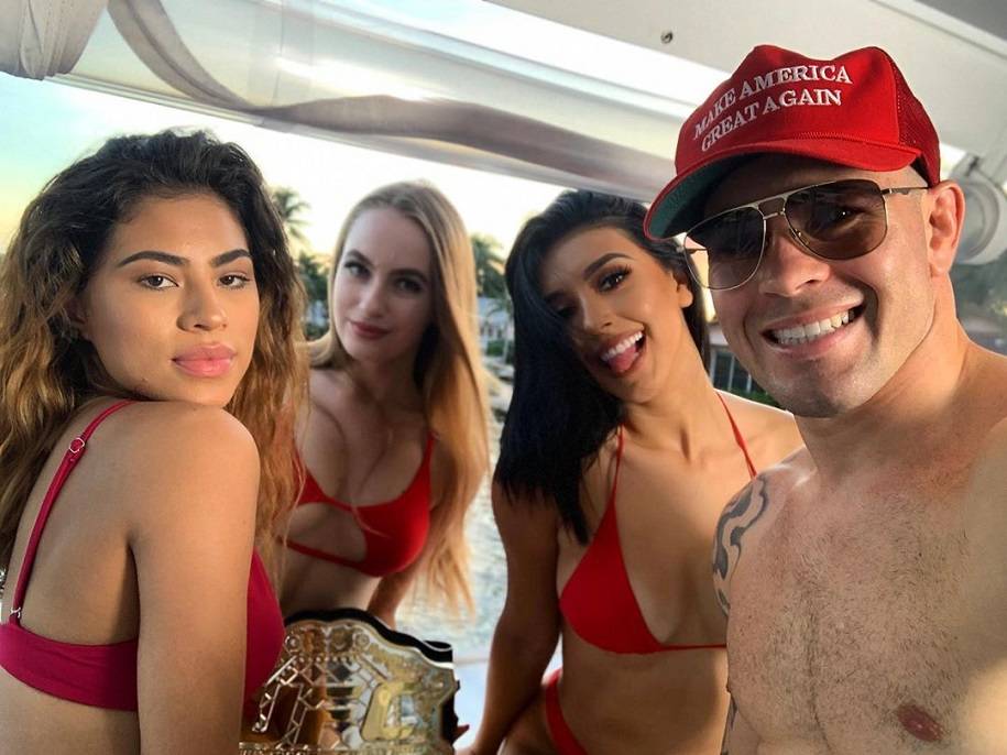 Ковингтон снова засветился с полураздетыми сексуальными девчонками