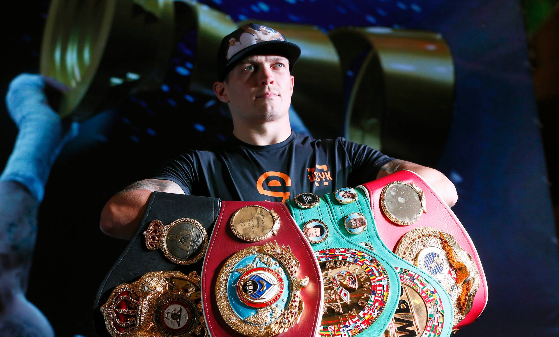 Усик почитал книгу своему «другу» – чемпионскому поясу WBC