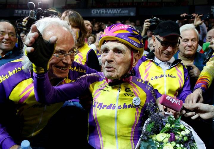 105-летний французский велогонщик попытался побить собственный рекорд