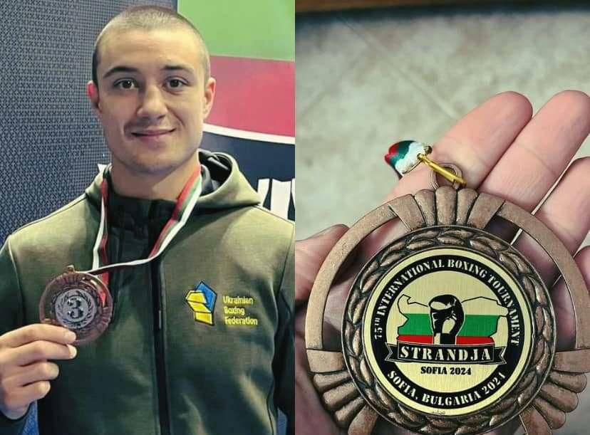 Відомий український боксер віддає завойовану медаль заради допомоги військовим
