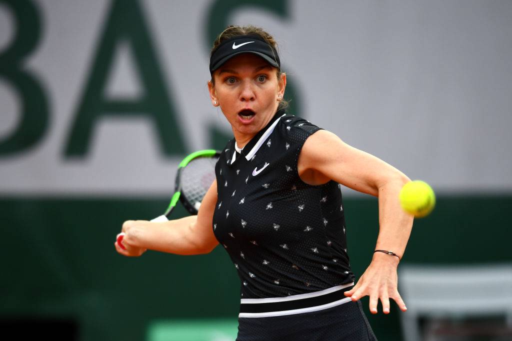 Халеп оступилась во втором сете, но обыграла Томлянович на старте Roland Garros