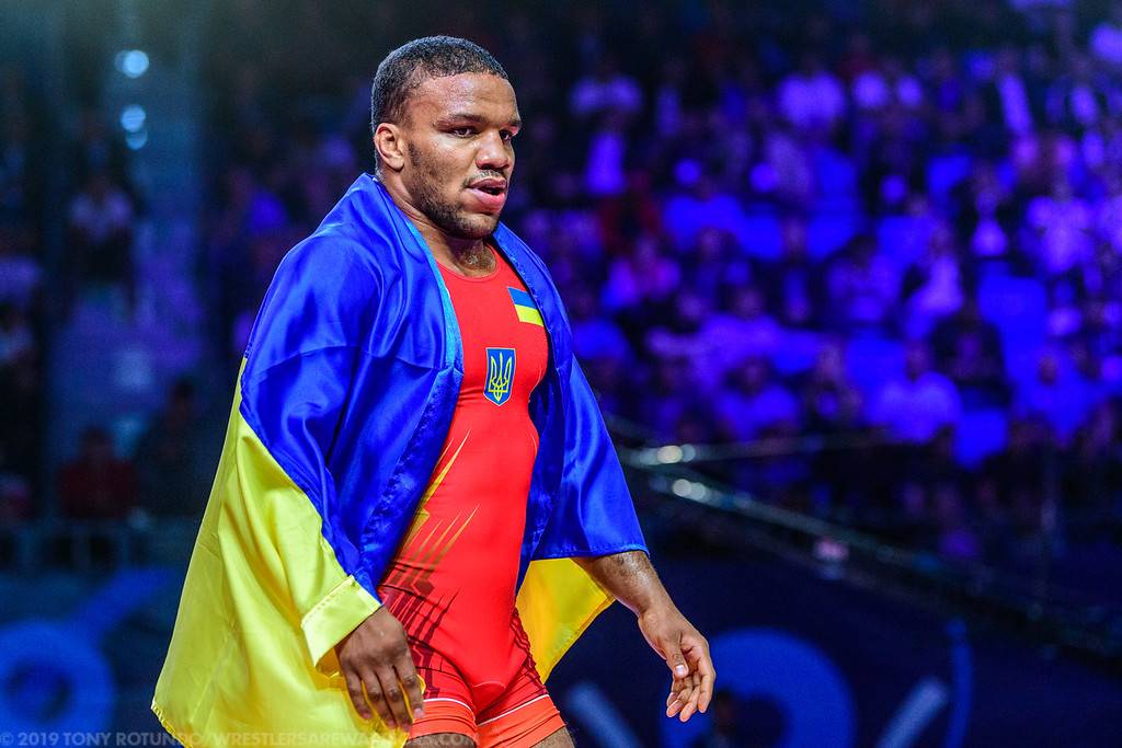 Провоцирует фанатов? Беленюк заполучил пояс UFC