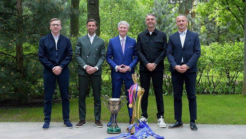 Ахметов зустрівся з Палкіним, Срною та тренерами Шахтаря