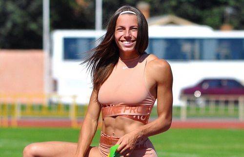 Бех в откровенном наряде размялась перед тренировкой