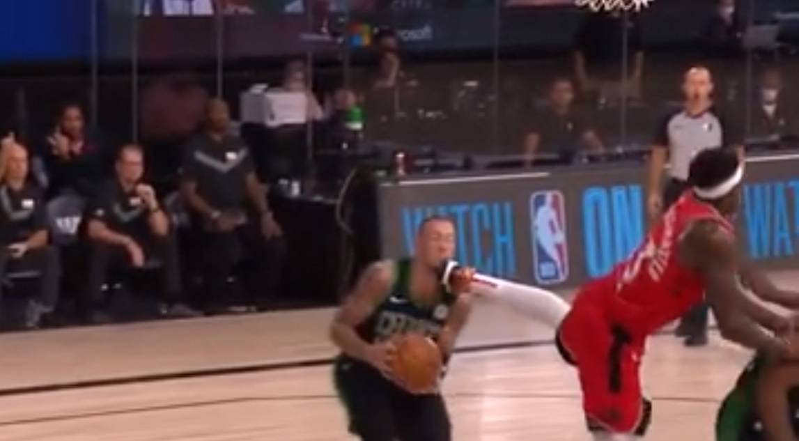 Почти «вертуха». Игрок «Торонто» ударил с ноги по лицу защитника соперников