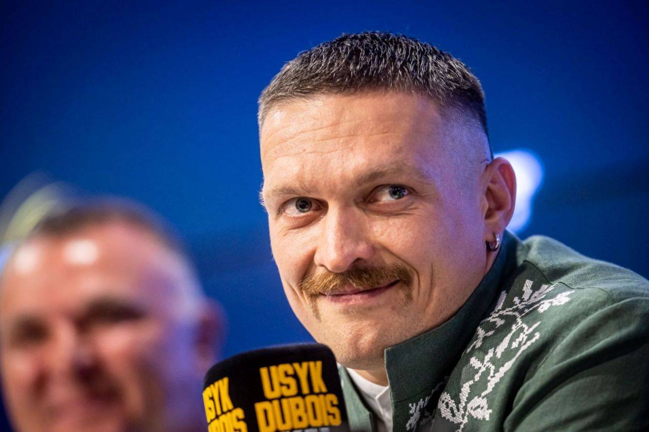 Усик прибыл в Эр-Рияд – видео яркого выхода украинца в стиле WWE