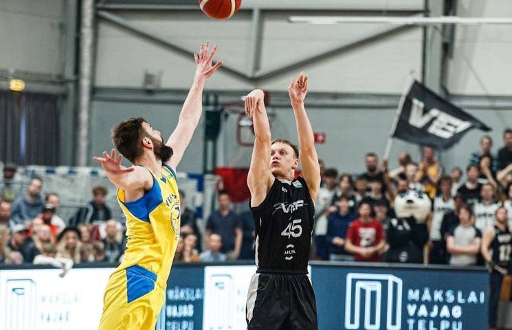 Зотов продолжит играть в Латвии