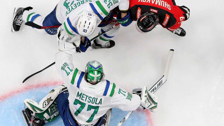 «Сибирь» проиграла пятый матч подряд, «Салават Юлаев» по буллитам одолел «Авангард»