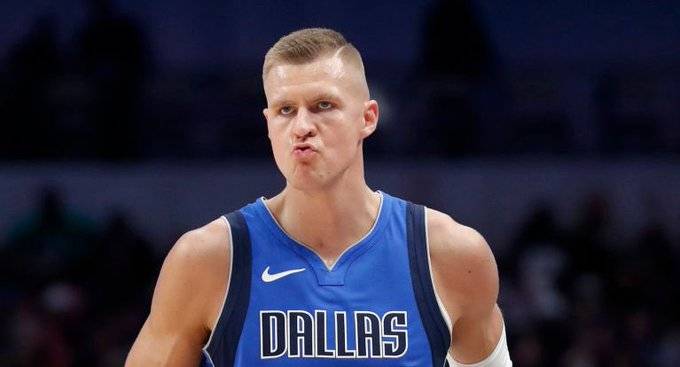 Порзингис оставил в дураках Брауна и вколотил шикарнейший данк, став лидером десятки лучших моментов игрового дня 