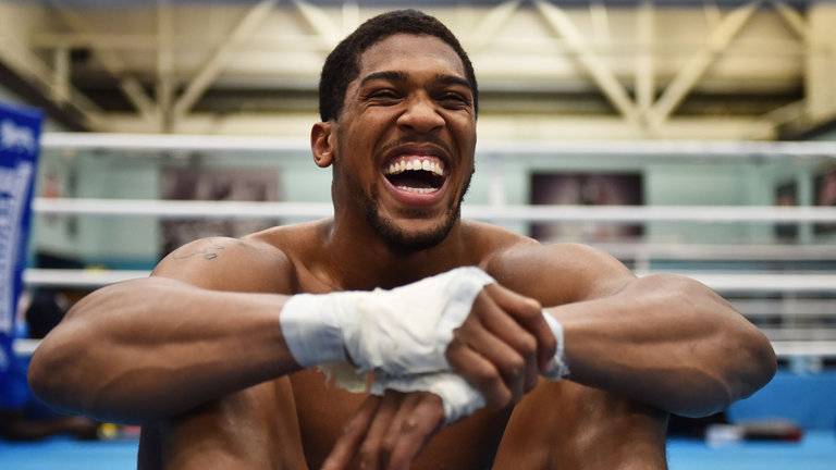 Проміняв ринг на подіум. Джошуа спробував себе в якості моделі