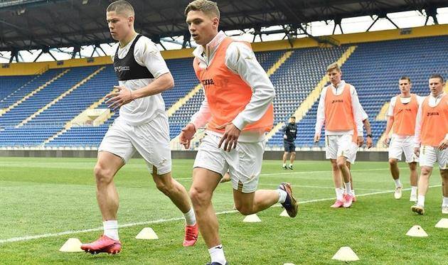 Ще одна посвята: молоді дебютанти збірної України заспівали « Вечеріночку » MONATIKа і Віри Брежнєвої