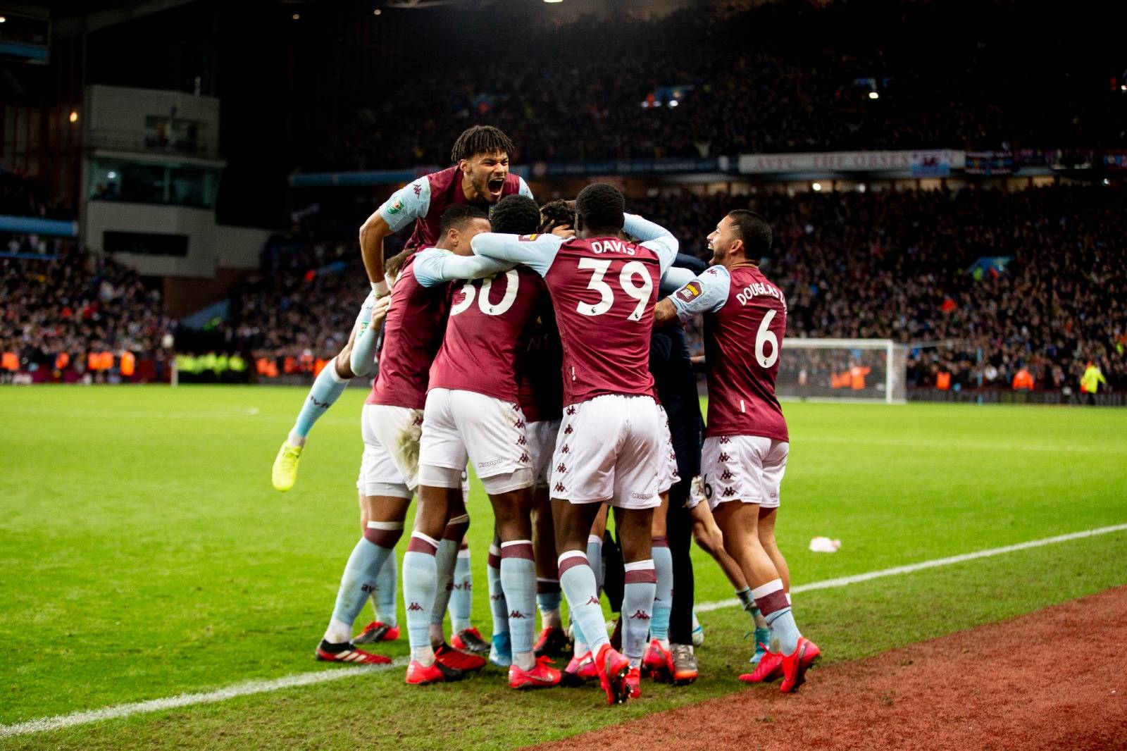 «Астон Вилла» стала первым финалистом Кубка лиги