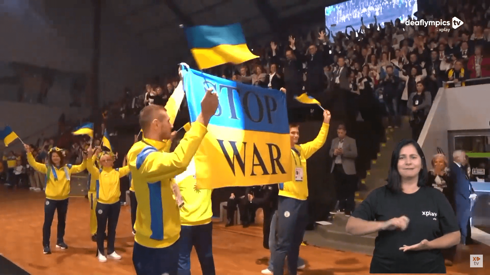 «Ми об’єднуємо світ проти агресора, проти війни». Збірна України зірвала оплески стоячи на відкритті Дефлімпіади