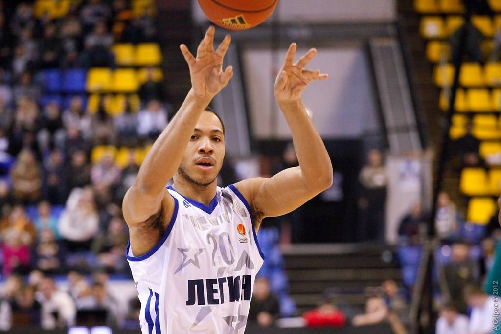 Экс-защитник клубов Суперлиги продлил контракт с «Венецией»