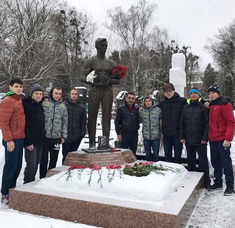 Верняев побывал на могиле семикратного олимпийского чемпиона Бориса Шахлина