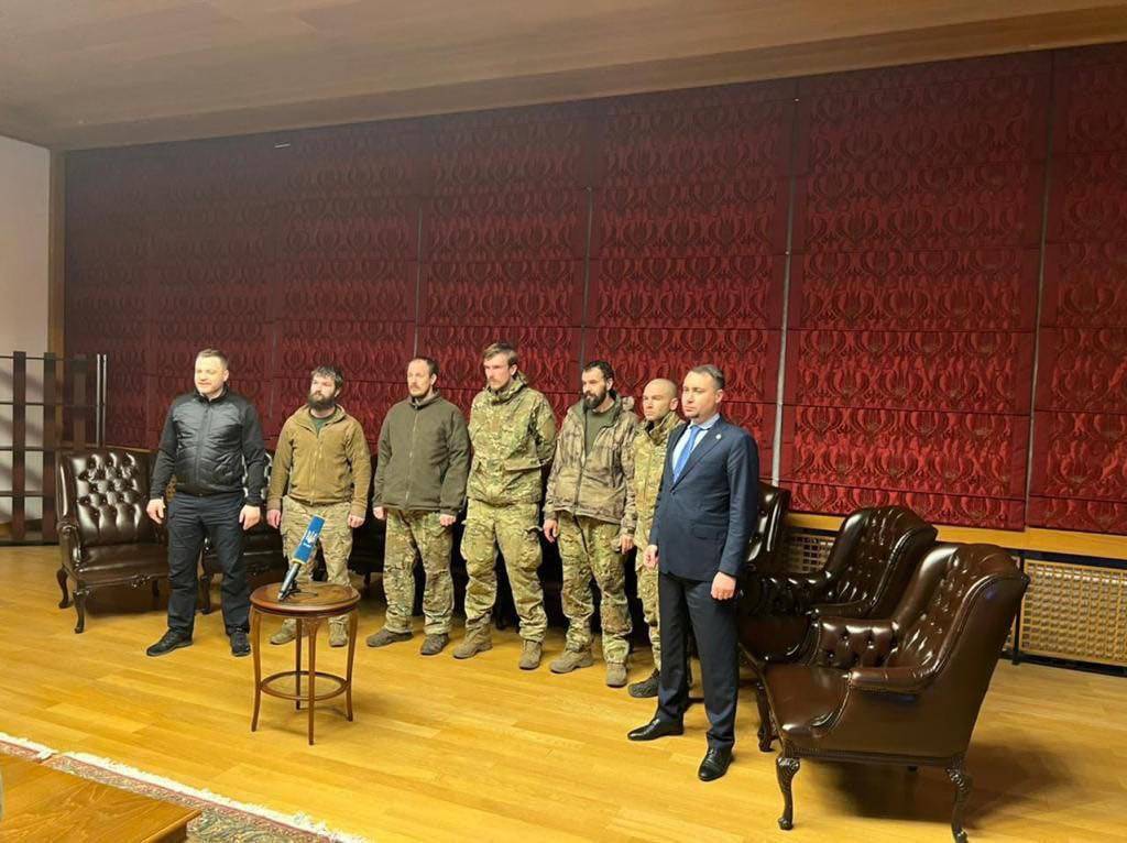 «Герої Маріуполя вдома!». Українські спортсмени бурхливо відреагували на повернення з полону бійців «Азову»