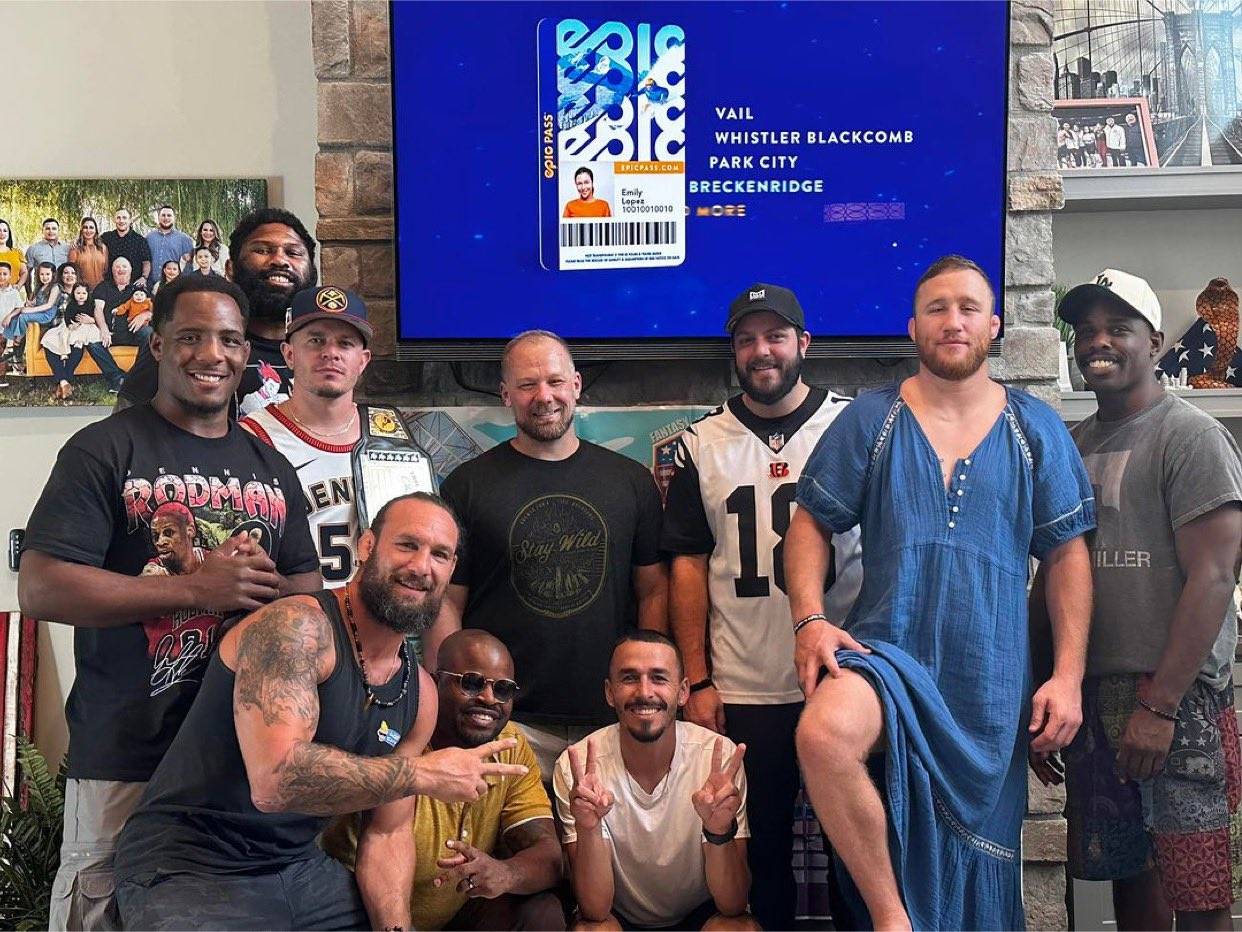 Зірка UFC через програне парі провів день в жіночій сукні