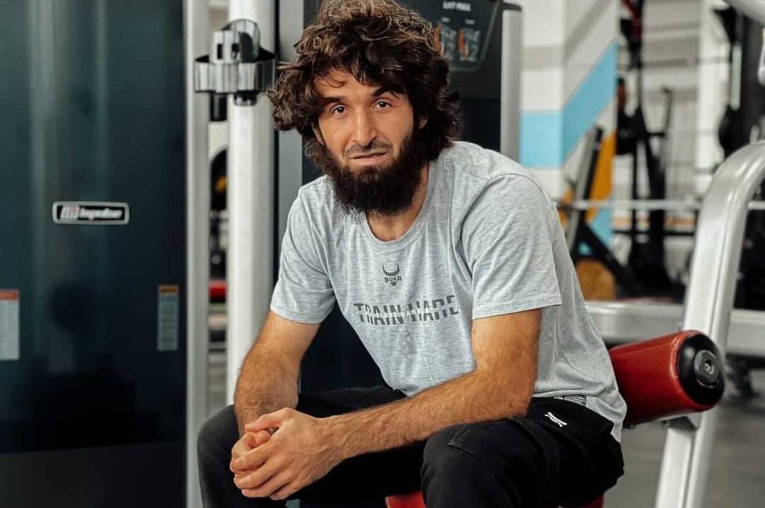 На кого схожий? Топ-боєць UFC з Дагестану вперше здався на людях в класичному костюмі