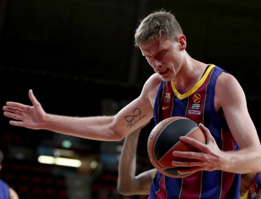 Артем Пустовой набрал 10 очков, но его «Барселона» проиграла в Евролиге третий матч подряд