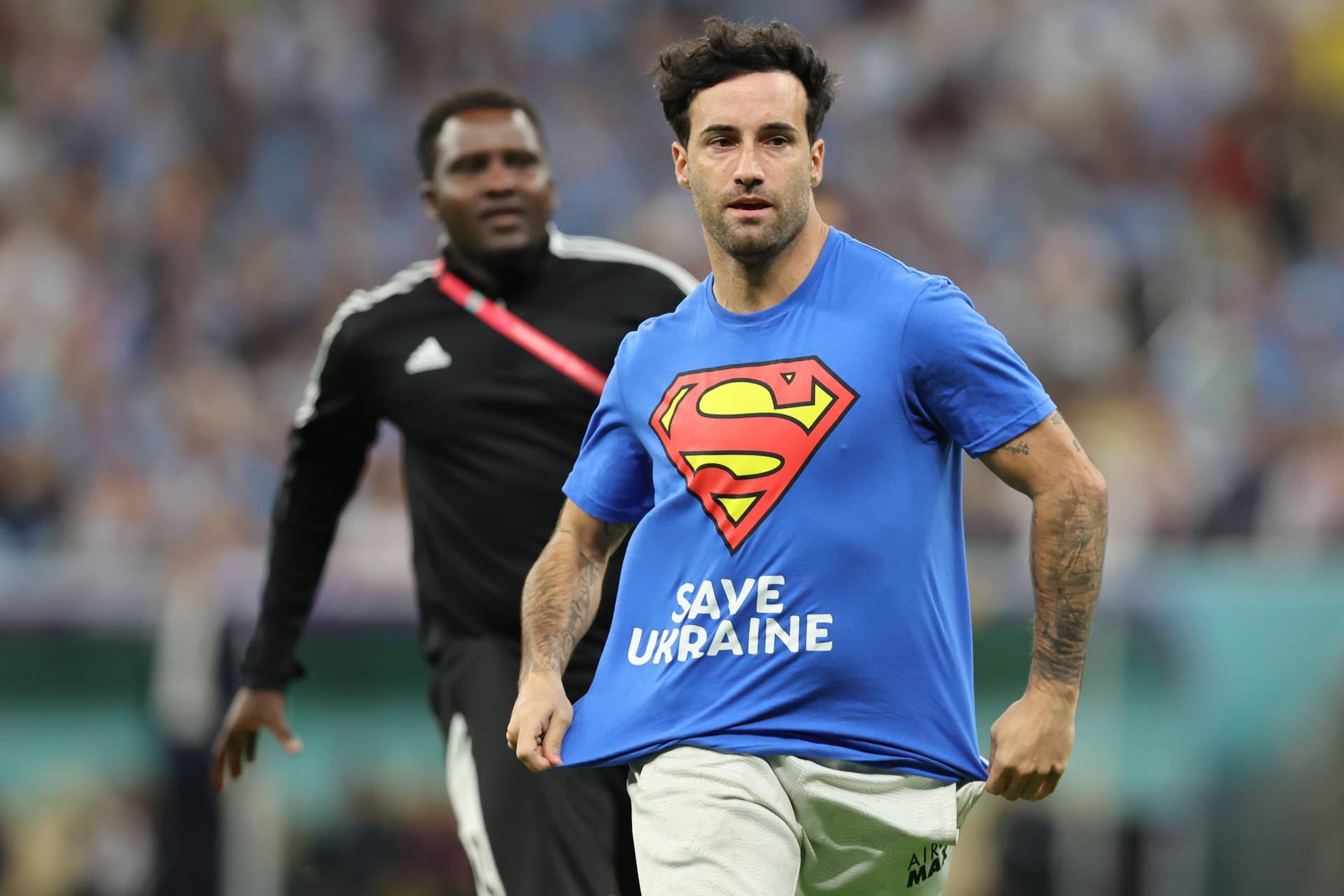 Вболівальник, який вибіг на поле в футболці з написом «Save Ukraine» допомагав українським біженцям на початку війни
