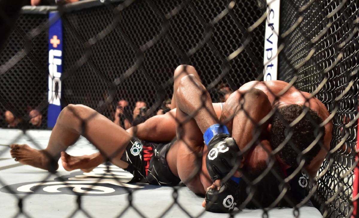 Бернс задушив Ніла Магні на UFC 283. Відео