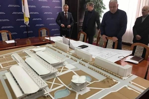 В Ровно строят Дворец спорта. Уже делают крышу и устанавливают трибуны