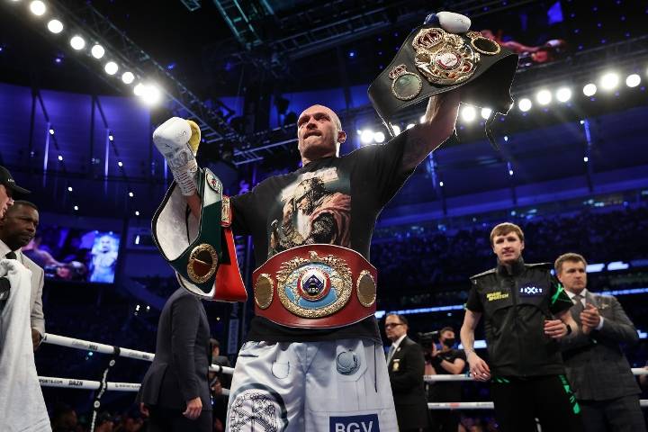 Усик отримав чемпіонські пояси в суперважкій вазі