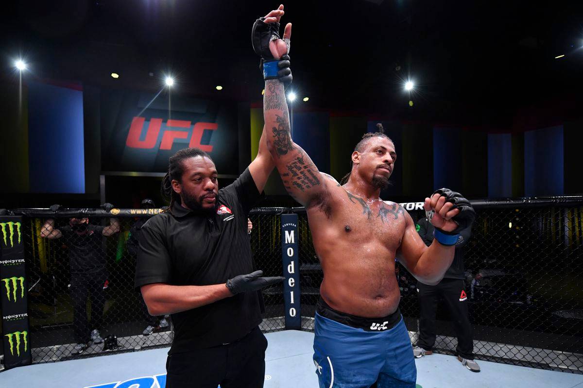 Американський важковаговик UFC в жовтні проведе дебютний бій в професійному боксі