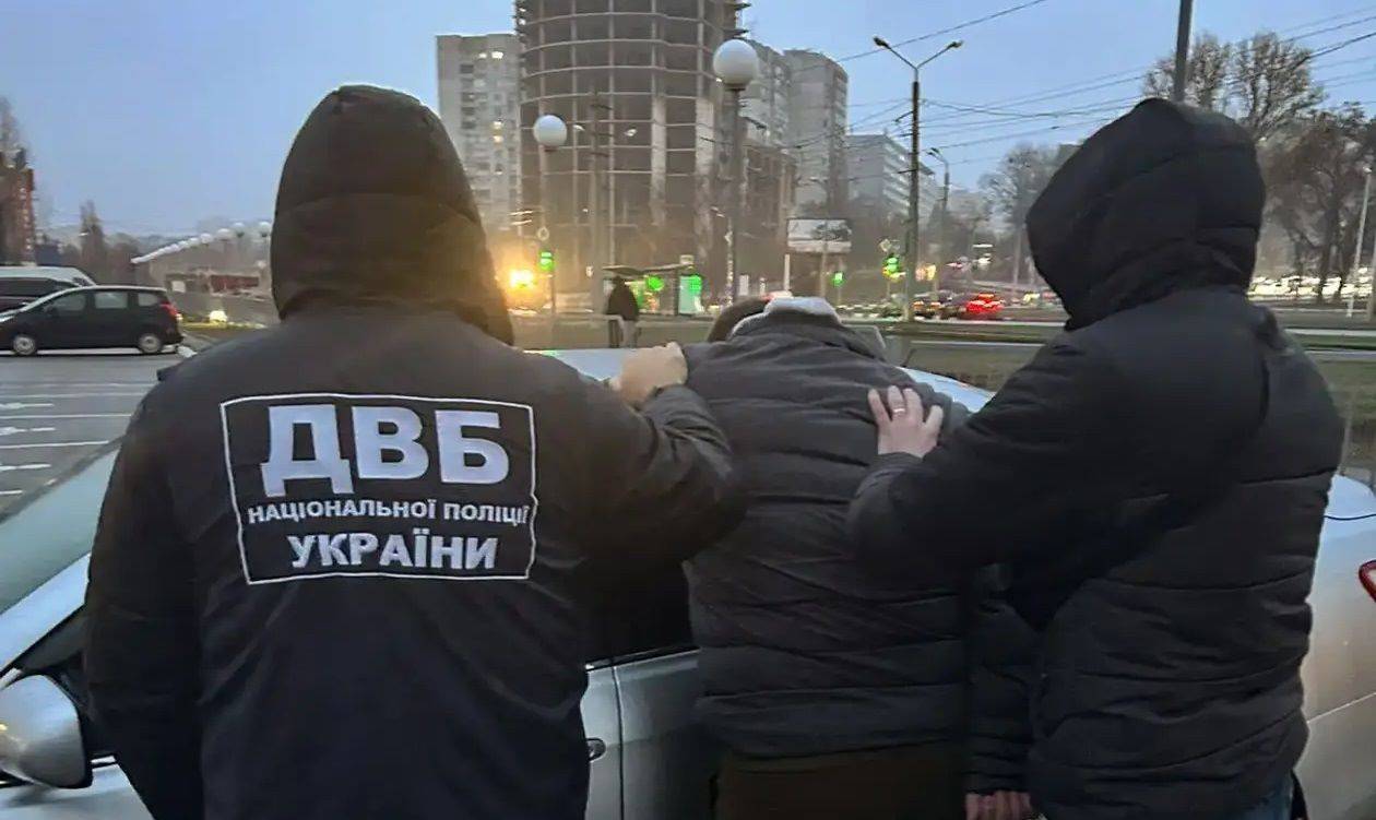 Поліція затримала ділка, який переправляв за кордон людей під виглядом спортивної делегації