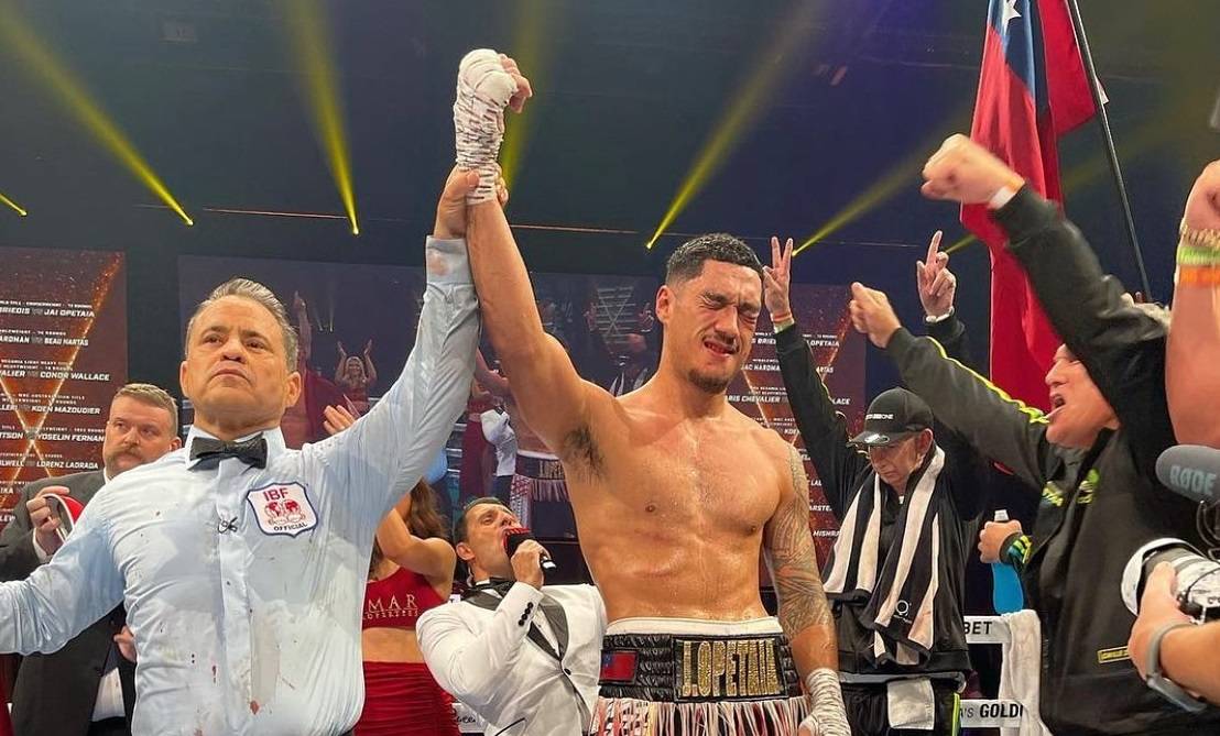 Чемпиона IBF в тяжелом весе арестовали в Сиднее, затем боксер мочился на скамье подсудимых 