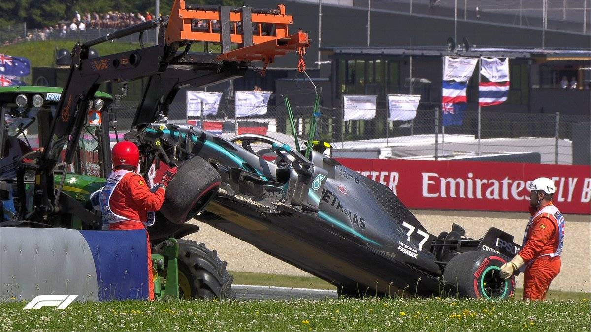 Боттас растрощил болид во время практики Гран-при Австрии