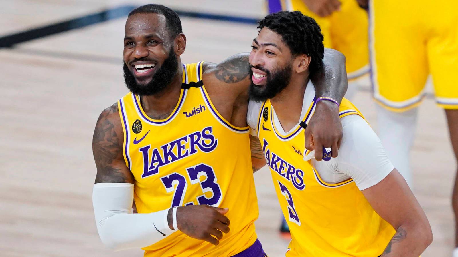 Леброн Джеймс установил личный антирекорд. Дэвис смешно его подколол